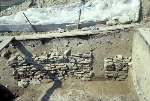 On distingue nettement l'emplacement du poteau frontal avec, de part et d'autre, le parement en molasse